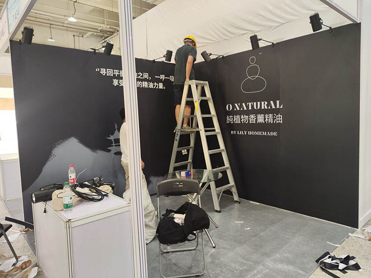 卡蓝广告工厂在广交会标准展位喷绘安装