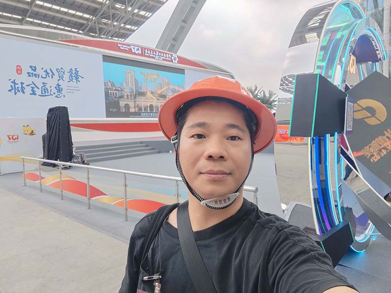 许喜金在广交会展位广告喷画布置路上